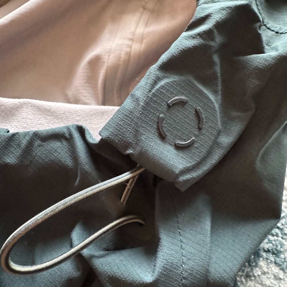 Mountain Hardwear Women’s Deep Green Rain Jacket - Size Medium - Picture 9 of 13